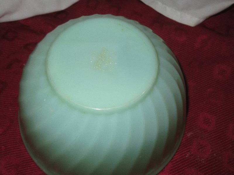 lot 27 image: MINT GREEN FIRE KING BOWL