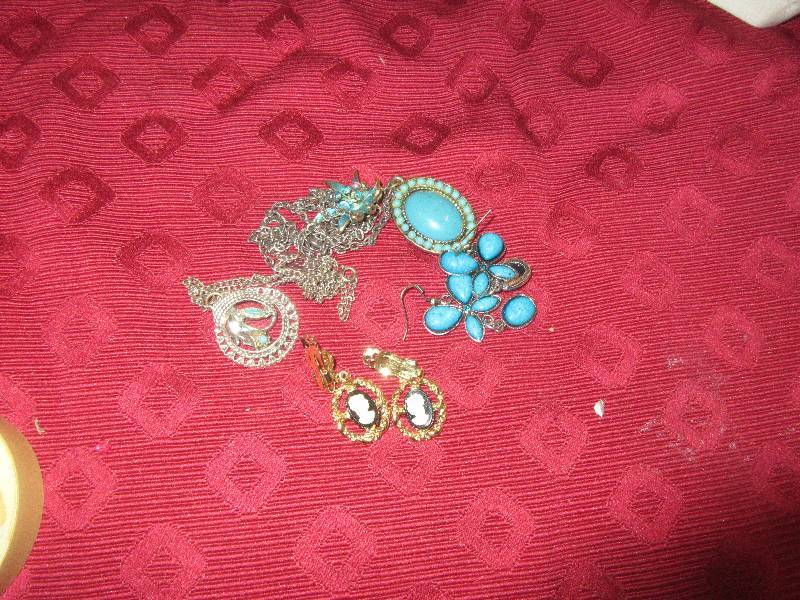 lot 32 image: VINTAGE JEWLERY