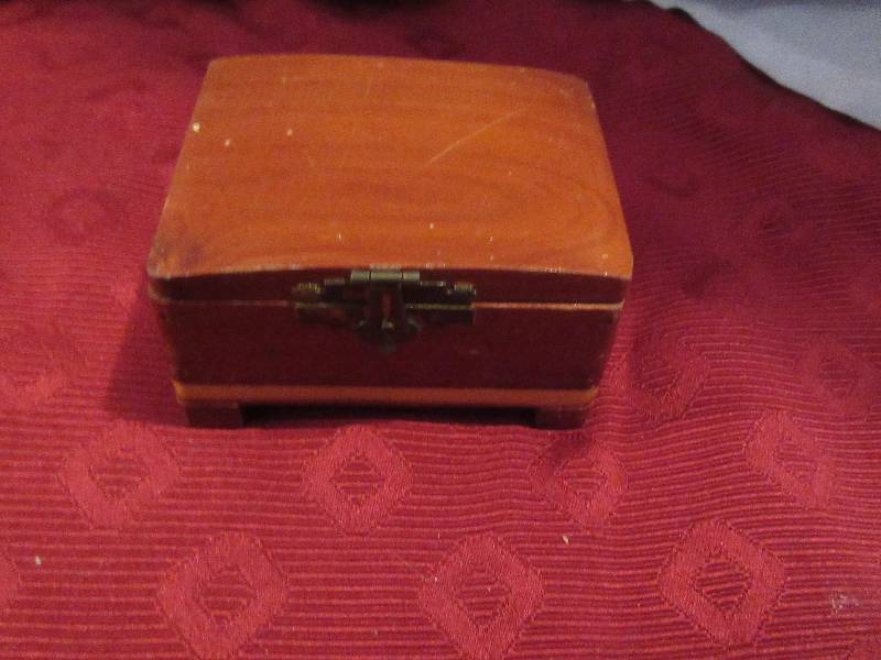 lot 33 image: VINTAGE JEWLERY