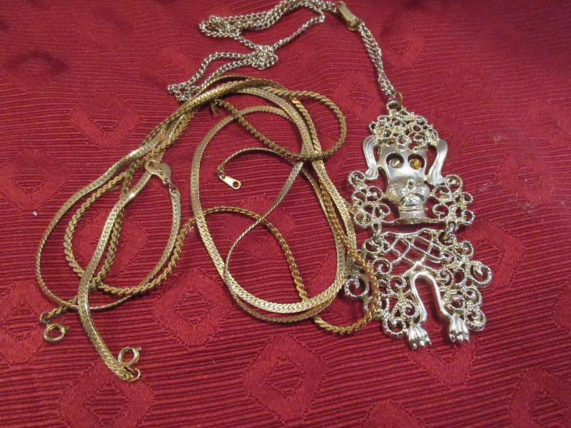 lot 36 image: VINTAGE JEWLERY