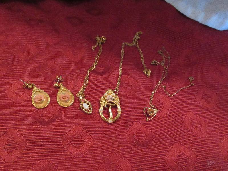 lot 37 image: VINTAGE JEWLERY