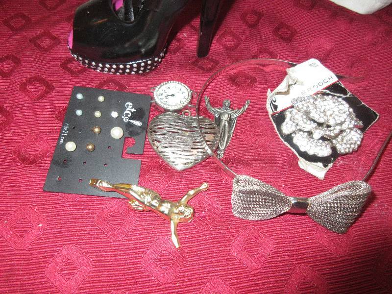 lot 38 image: FASHION MISC