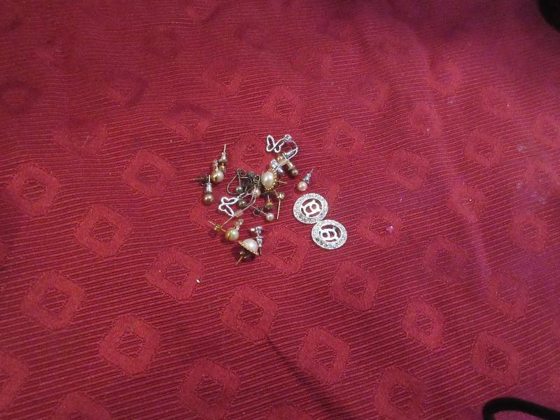 lot 40 image: VINTAGE KNECKLACE