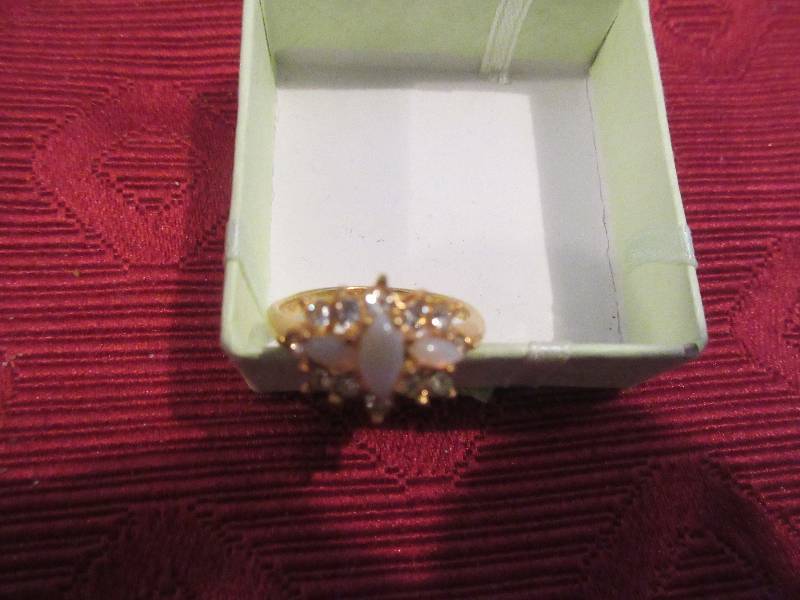 lot 41 image: OPAL RING