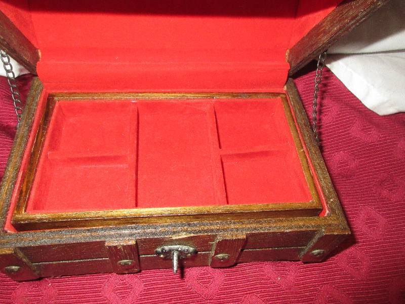 lot 43 image: VINTAGE CHEST JEWLERY BOX