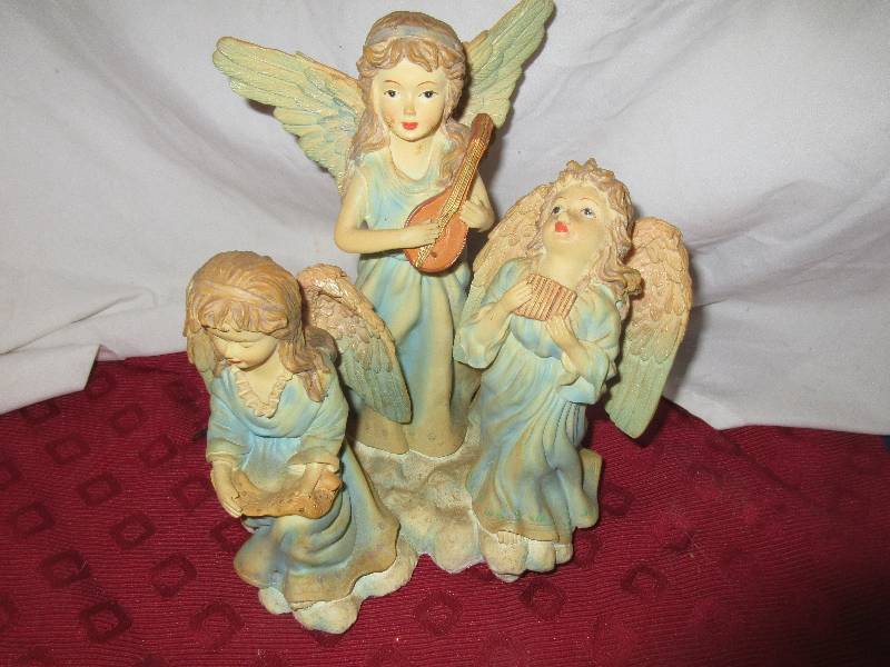 lot 72 image: 10 INCH TALL TRIPLE ANGEL FIGURENE