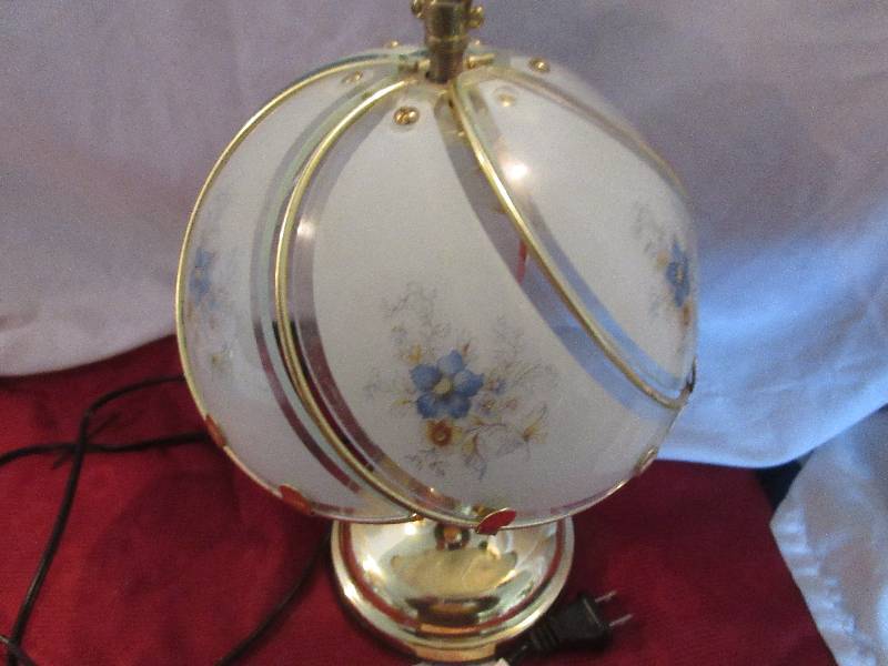 lot 76 image: DESK LAMP