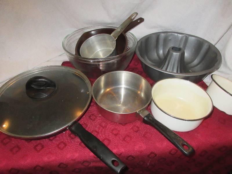 lot 80 image: BAKING AND COOKING WARES