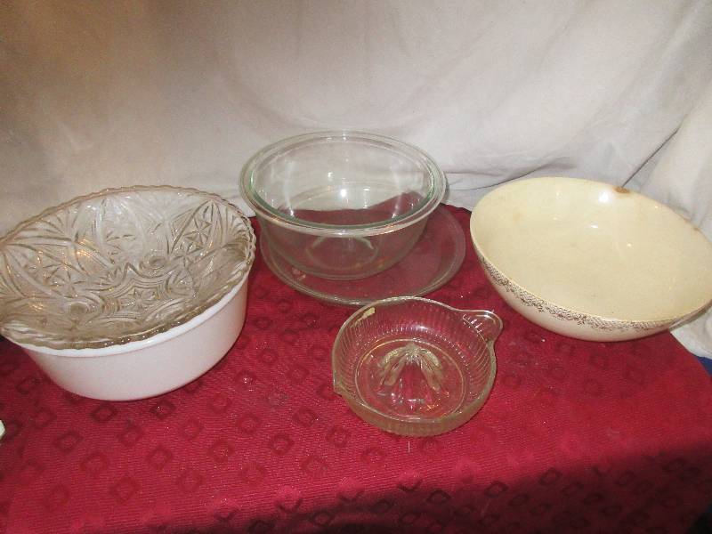 lot 100 image: MISC GLASS BOWLS