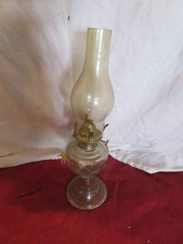 lot 103 image: VINTAGE GLASS OIL LAMP