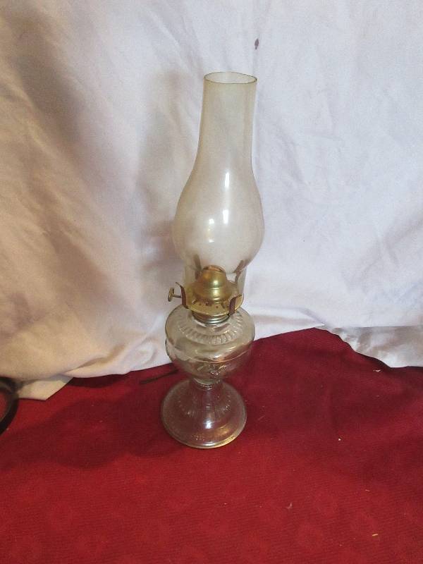 lot 117 image: GLASS OLD LAMP