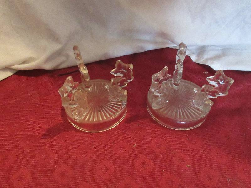 lot 118 image: CLEAR GLASS DRAGON TOPS