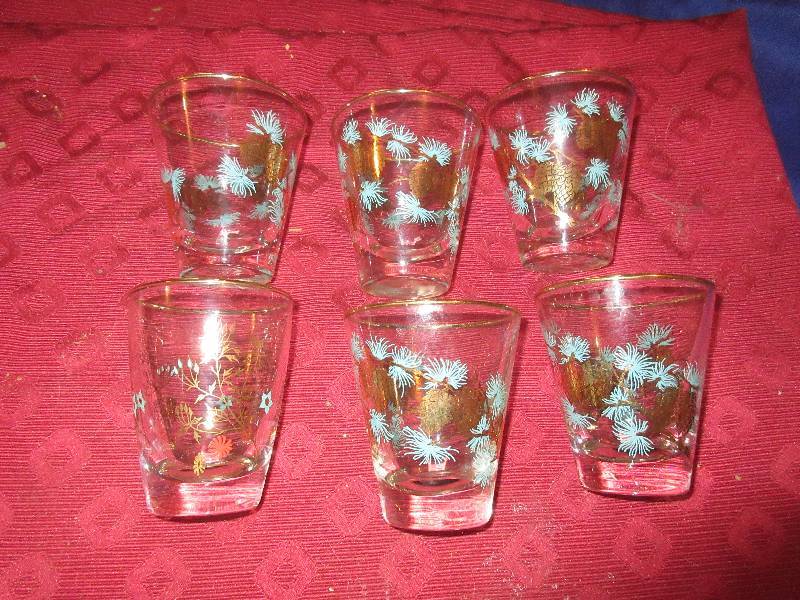 lot 137 image: SET OF 8 VINTAGE GLASSES