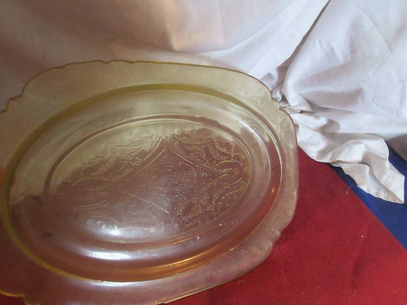lot 149 image: VINTAGE YELLOW DEPRESSION GLASS PLATTER