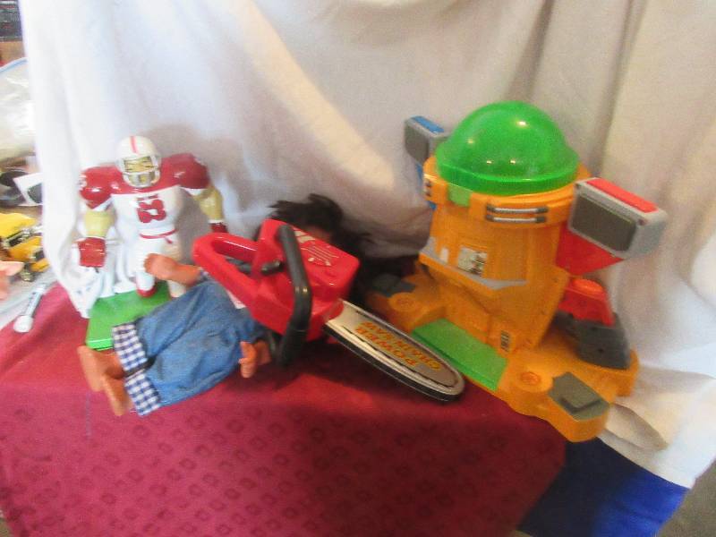 lot 154 image: WHOLE BOX OF TOYS