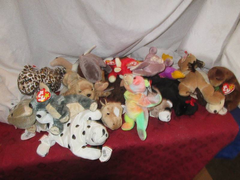 lot 155 image: BOX OF COLLECTIBLE BEANIE BABIES