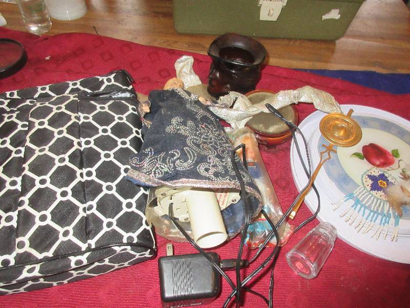 lot 211 image: MISC BOX