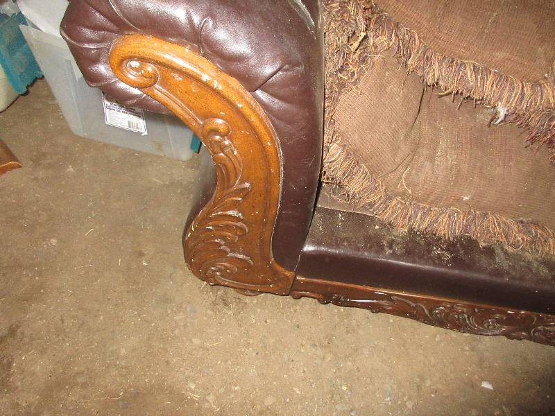 lot 215 image: Vintage couch