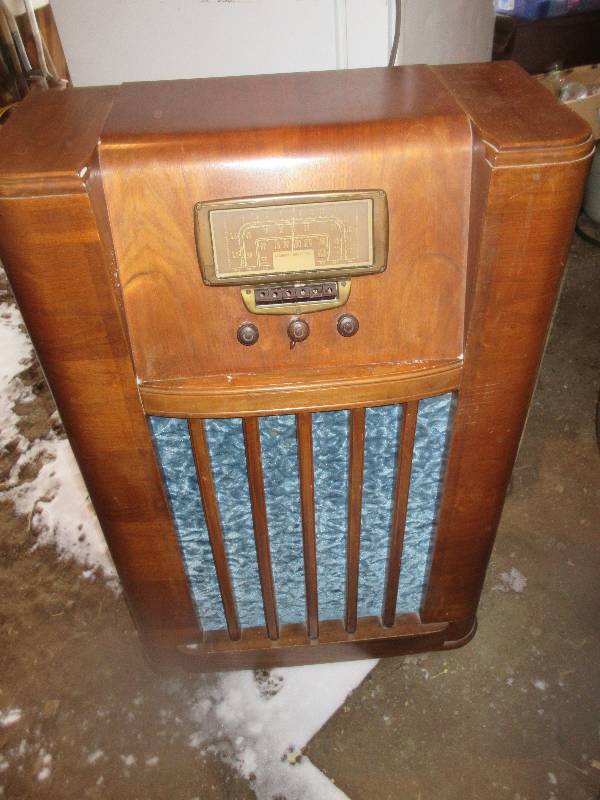 lot 216 image: Vintage stand radio