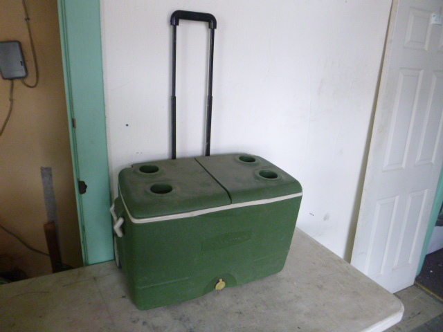 lot 17 image: Rubbermaid Cooler