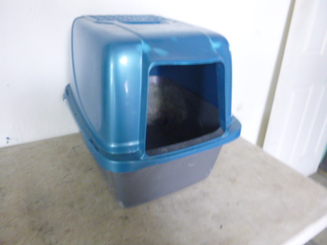 lot 20 image: Enclosed Litter Box