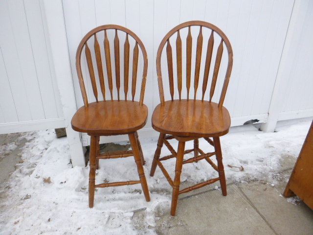 lot 43 image: 2 Bar Stools