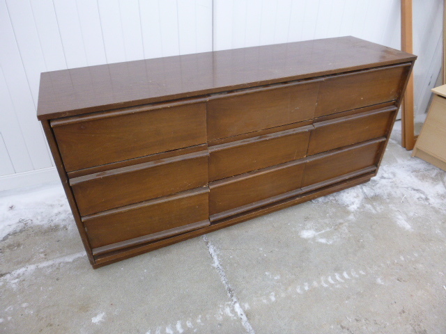lot 60 image: 9 Drawer Dresser