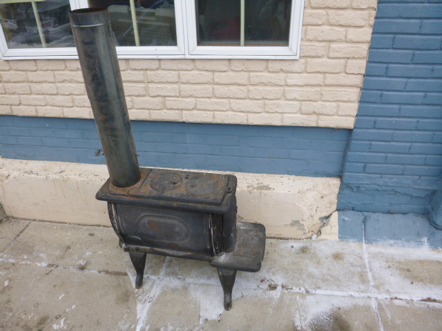 lot 72 image: Cast Iron Wood Stove