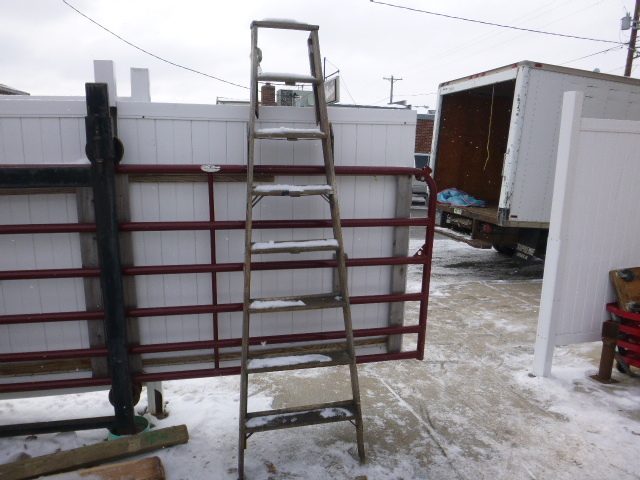 lot 83 image: Wood Step Ladder