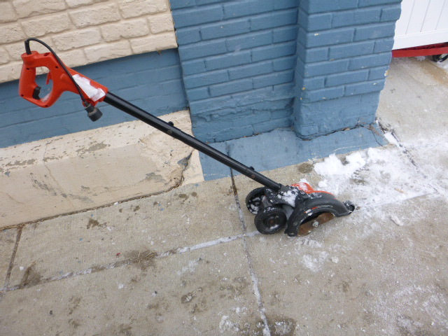 lot 85 image: Black & Decker Edge Hog