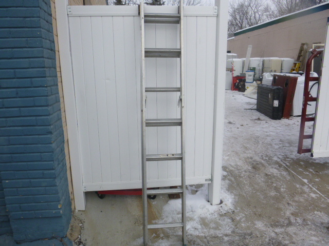 lot 118 image: Aluminum Extension Ladder
