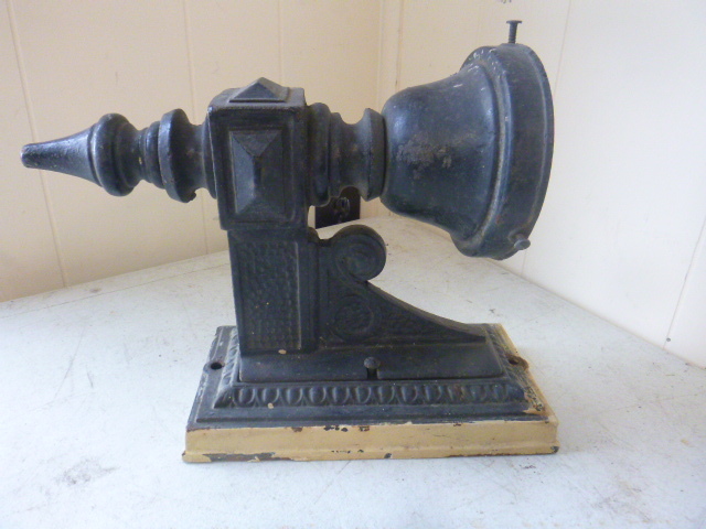 lot 132 image: Vintage Cast Iron Wall Light