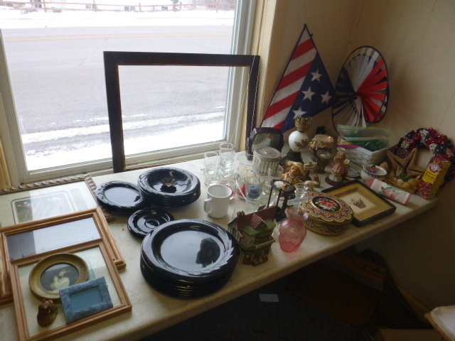 lot 192 image: Miscellaneous Dcor and Glassware