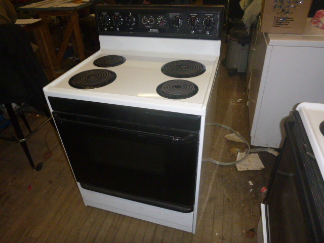 lot 2 image: Fridgidaire Electric Stove