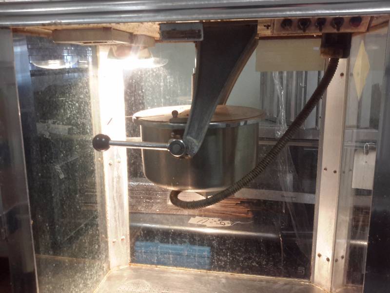 lot 4 image: Popcorn Machine.. Tested and Works.. 28 in x 20 12 in x 40 in Tall.. 110 V.. This needs a good cleaning.