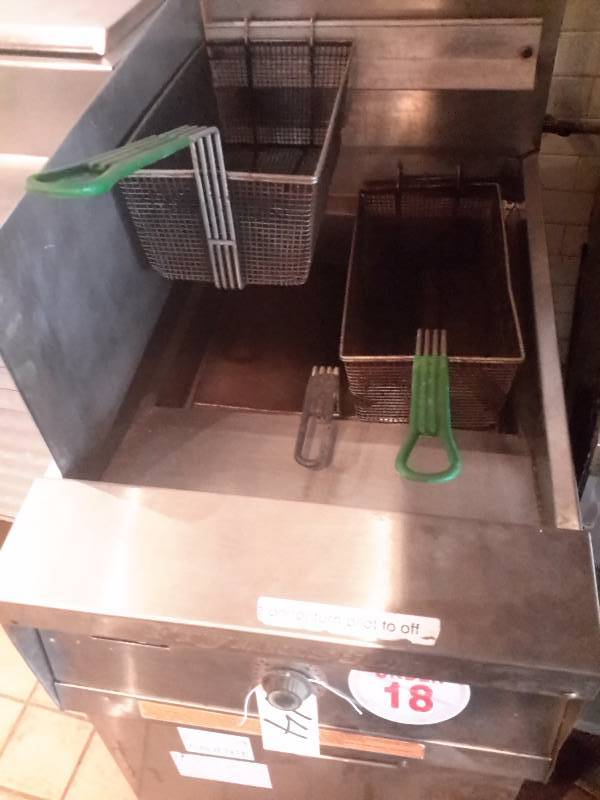 lot 14 image: FRYMASTER deep fryer.. 2 basket.. Gas