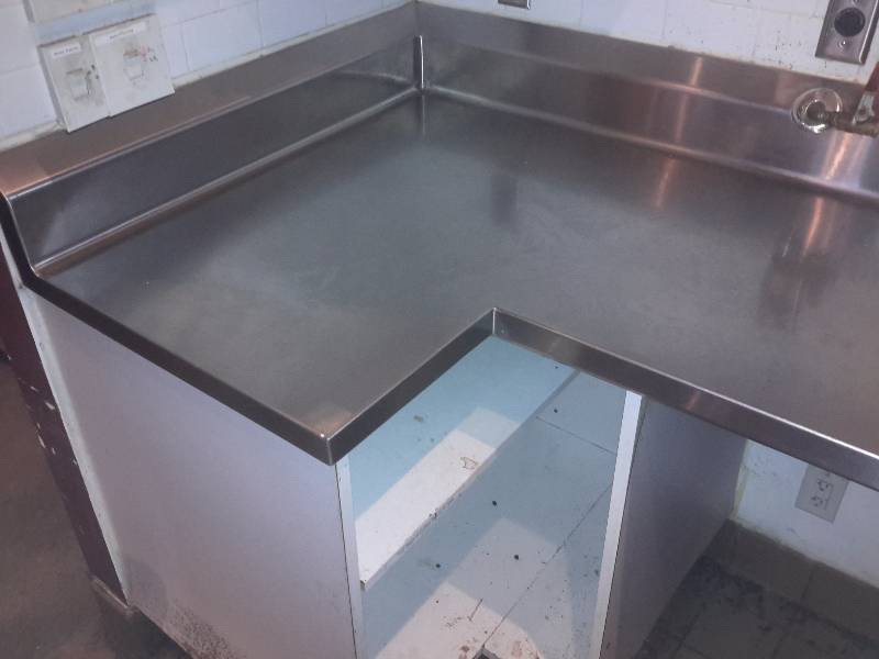lot 20 image: Waitress StationCounter.. Has Sink and Ice Chest.. Overall Dimensions.. 108l x 24in d.  Leg of Elow sticks out 36in.. 37 in H, plus 6in backsplash.