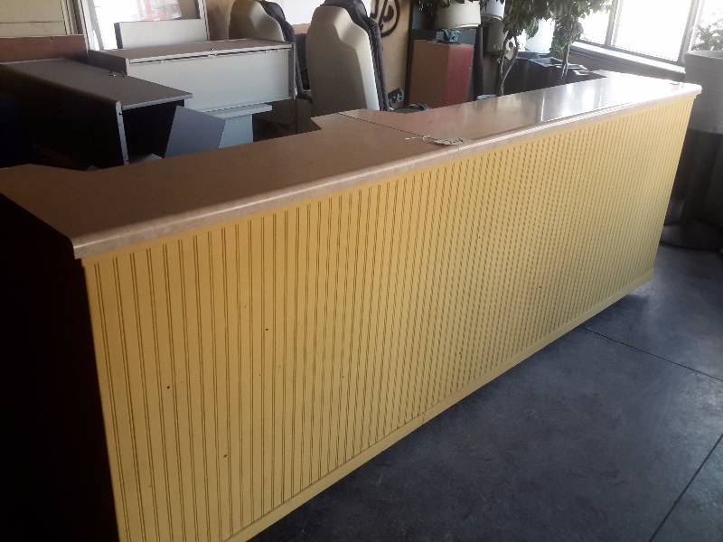 lot 24 image: Long BAR�  125in l x 44in in h x 31 12 in on one end, 25 12 in on the other.. Built in Sink.. There is an area for an undercounter freezer unit.. Electric outlet built in.. On Wheels.