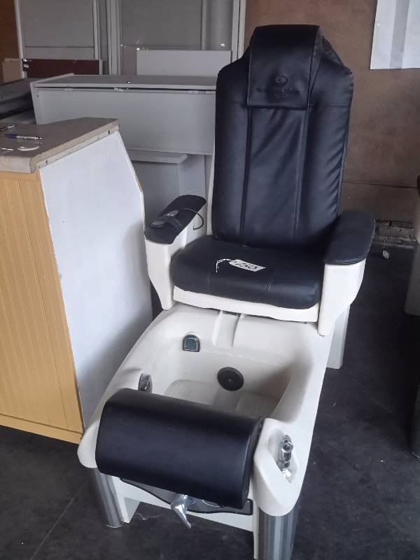 lot 150 image: European Touch Pedicure Throne