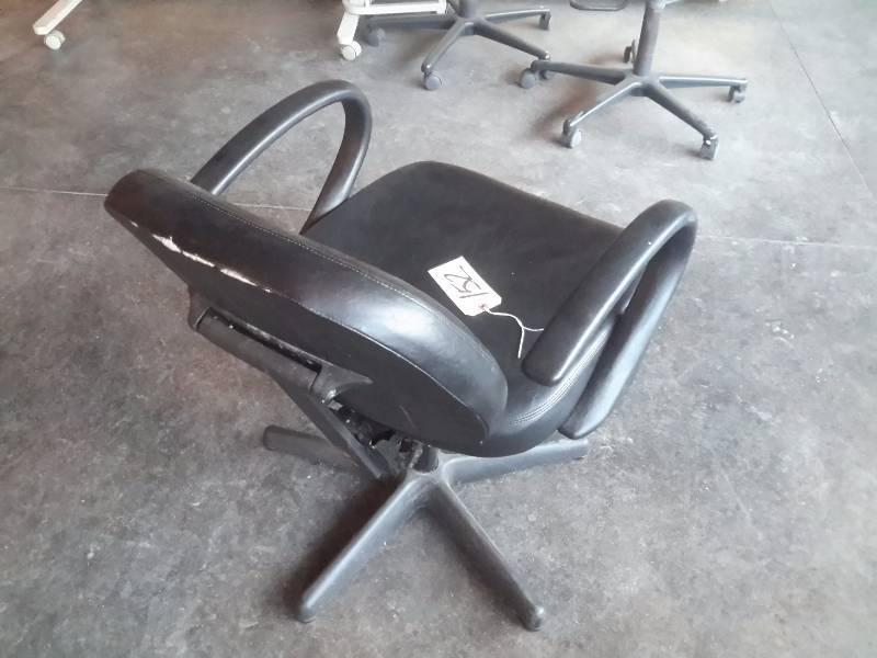 lot 152 image: Spring Back Shampoo Chair.. Has a little wear on the top neck portion of the chair.