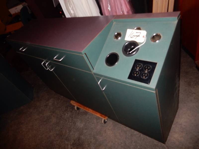 lot 167 image: Hair Styling Stations..