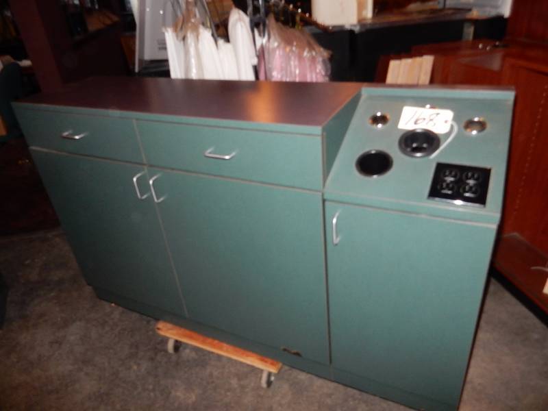 lot 168 image: Hair Styling Stations..