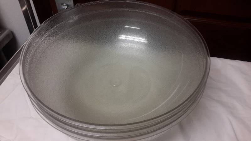 lot 55 image: 3, 18 in Diameter plastic Salad bowls