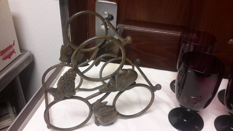 lot 57 image: Heavy Metal wire wine rack, 4 decorative mugs, 4 ball jars