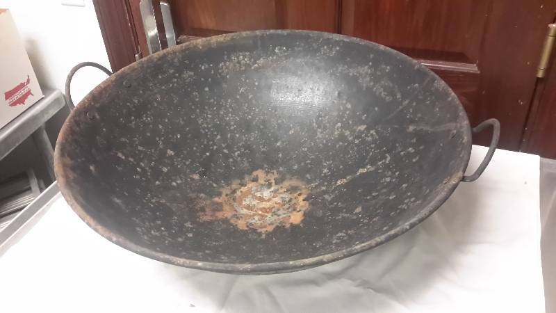 lot 101 image: Very large Steel Wok.. Needs cleaning and seasoning.. 24in D