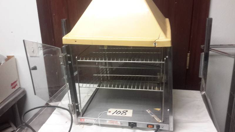 lot 108 image: WARMINGDisplay oven.. 18 in x 18 in x 26in.. Needs some repair to frameplastic, but works