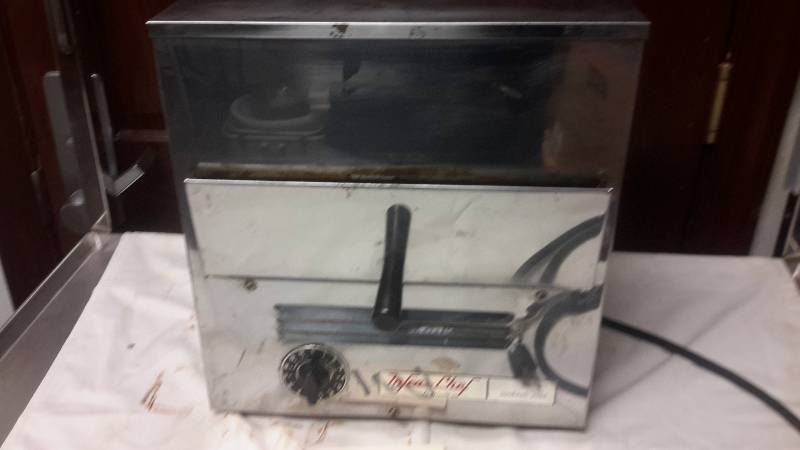 lot 109 image: WISCO Deluxe pizza oven.. This needs some cleaning, but works