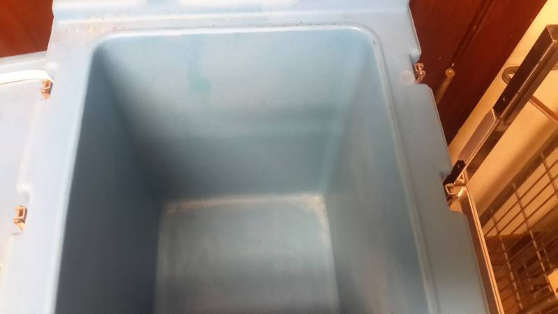 lot 113 image: CAMBRO 1000 LCD Beverage Cooler.  11 34 Gallons