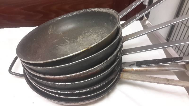 lot 125 image: 7, 12in  Frying pans