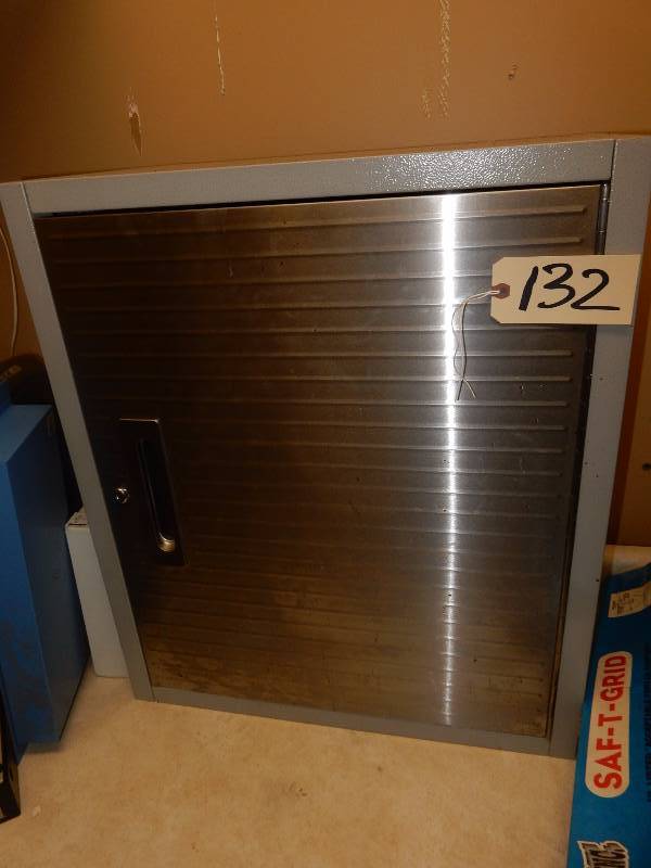 lot 132 image: Nice metal cabinet..  24in x 28 in x 12 in.  No key, but looks like it could have a new lock put on pretty easily.